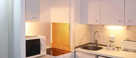 Een koelkast, een microgolfoven, een oven, een vaatwasser