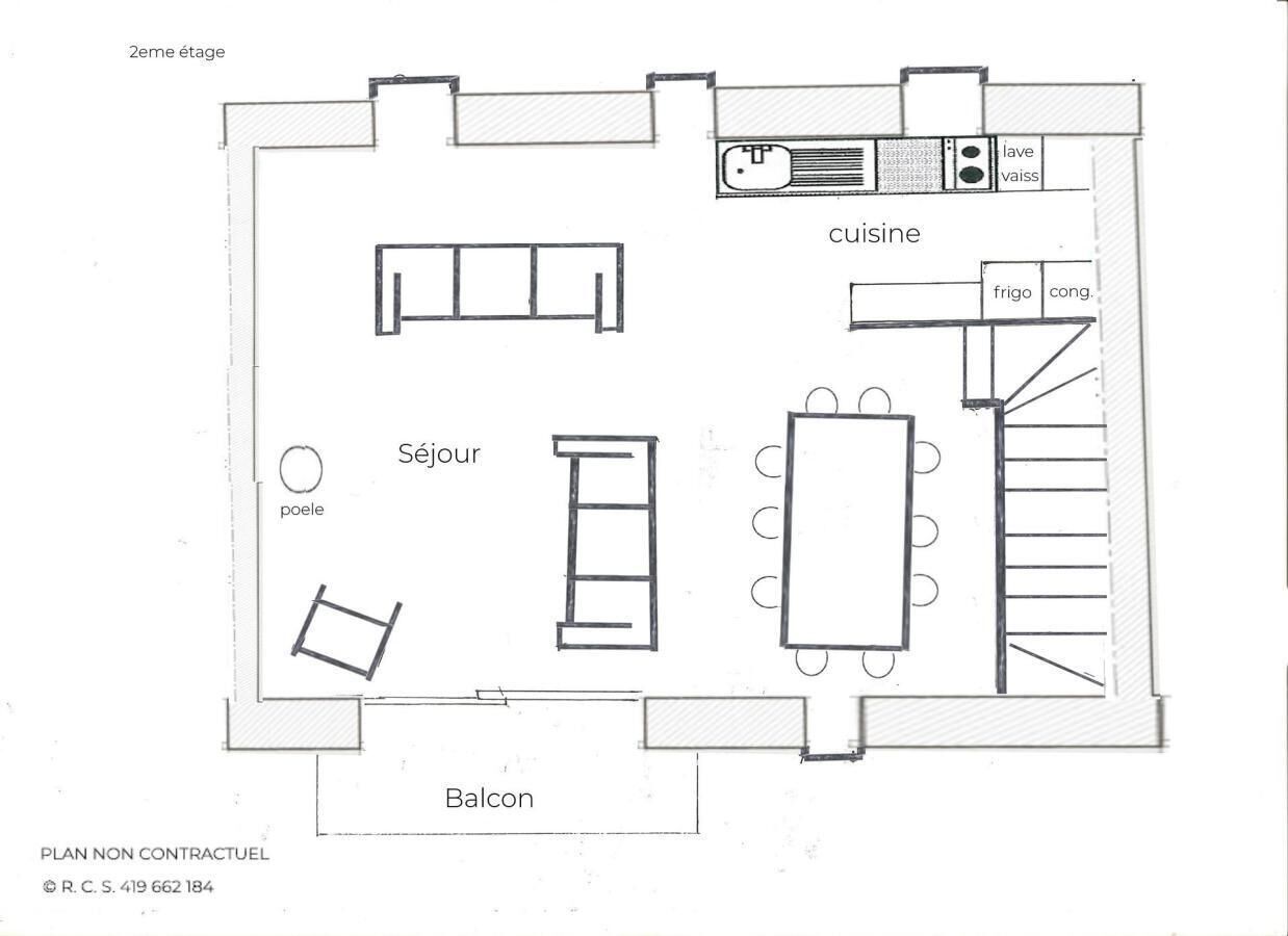 Un plan d’étage d’un hôtel comprenant un balcon, un salon, une cuisine et un coin repas.