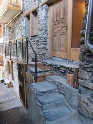 Exterior detail - 1st floor, view mountain, balcony, fireplace or stove, tv, ski locker, 100m² (Saint-Martin-de-Belleville)