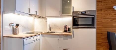 Frigorífico, microondas, horno y cafetera o tetera