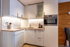 Fridge, microwave, oven, coffee/tea maker - 230m from ski slopes, 2nd floor, view mountain, balcony, tv, ski locker, 28m², La Plagne (La Plagne)