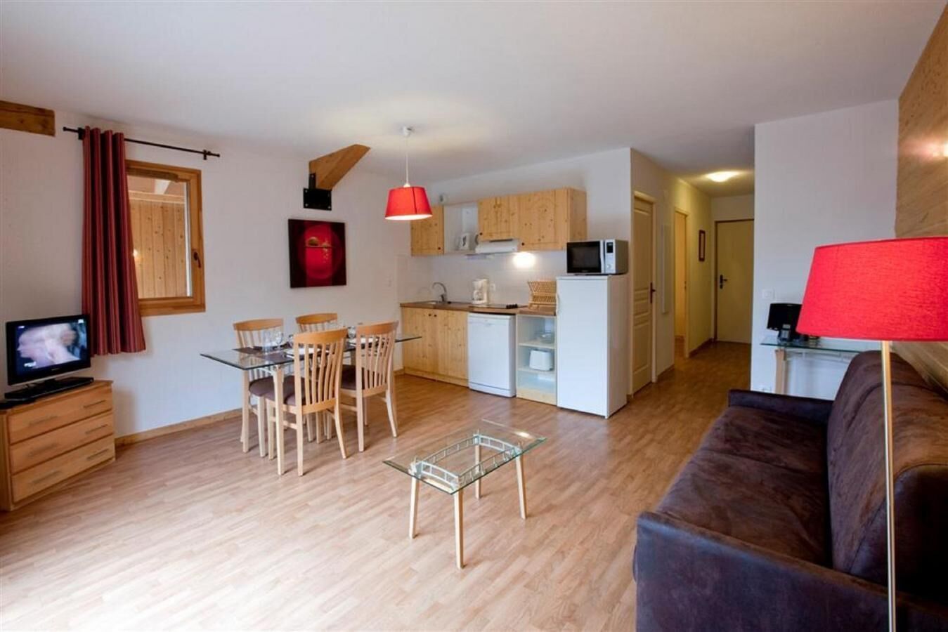Wifi, fitness, swimming pool, sauna, hammam, terrace, balcony, parking, tv, ski locker, 27-28m²