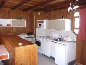 Een koelkast, een vaatwasser