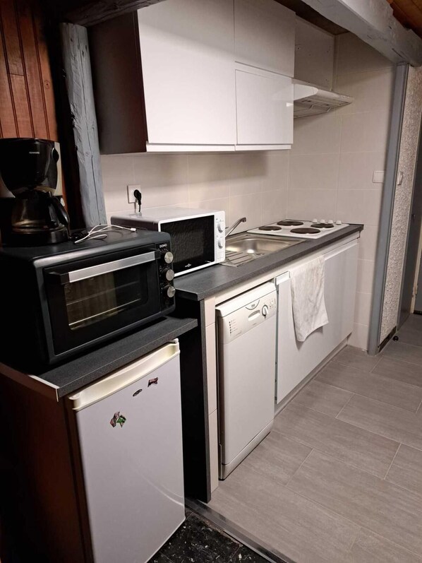 Fridge, microwave, oven