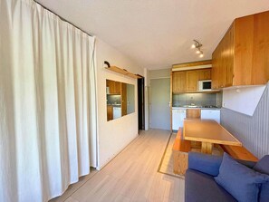 Interior - 150m from shops, 2nd floor, view mountain, balcony, tv, ski locker, 26m², Les Menuires (Les Menuires)