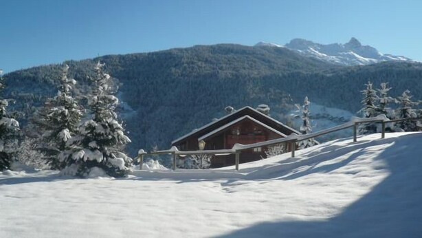 A snow-covered mountain landscape with a wooden cabin and a wooden fence. - 1st floor, view village, terrace, tv, ski locker, 39m², Méribel (Les Allues)