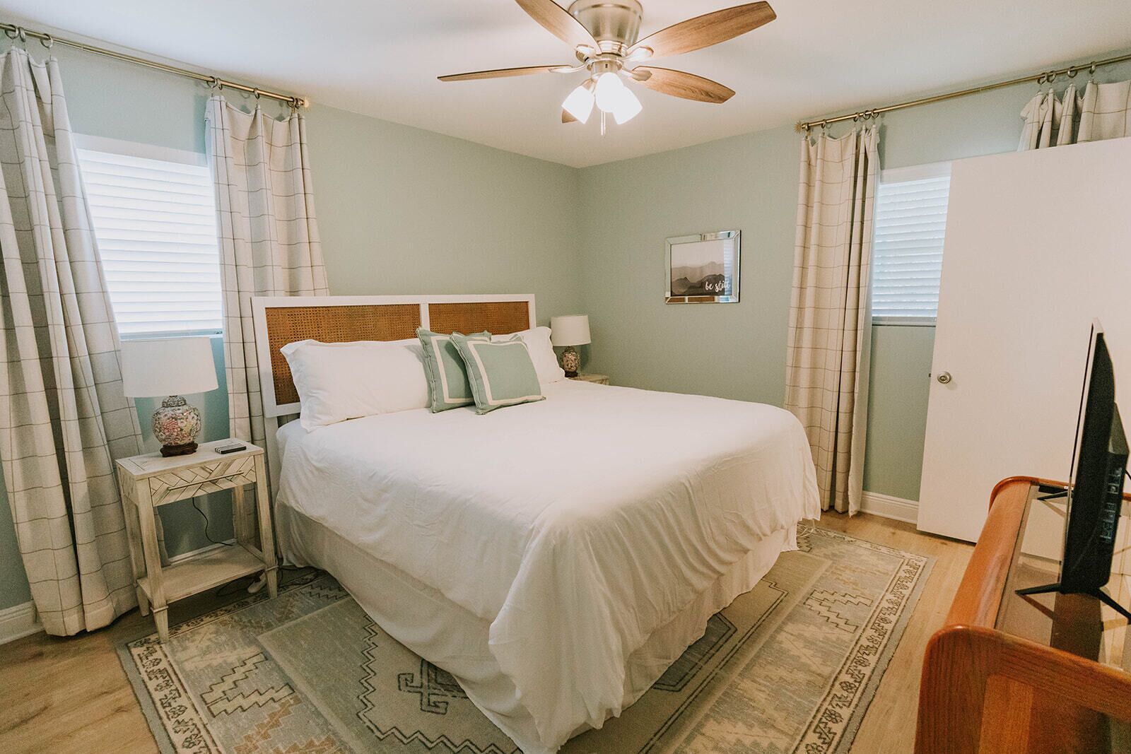 3 bedrooms, desk, iron/ironing board, travel crib