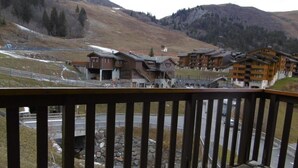 A mountain lodge with multiple wooden buildings, a stone bridge, and a road. - 26m from ski slopes, 4th floor, balcony, tv, ski locker, 35m², Valmorel (Valmorel)