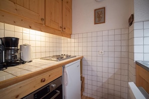 Fridge, oven, coffee/tea maker, toaster