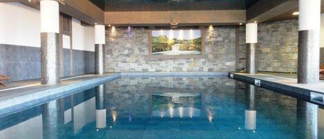 Una piscina techada, una piscina climatizada