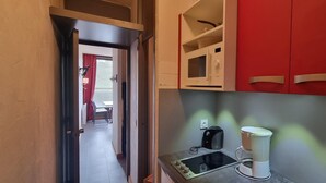 A compact kitchen with a microwave, coffee maker, and a small sink. - 10m from ski slopes, view ski slopes, balcony, tv, ski locker, 25m², La Plagne (La Plagne)