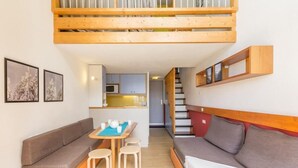 A compact room with a bunk bed, a sofa, a small dining area, and a kitchen. - 300m from resort center, 1st floor, view valley, balcony, tv, 37m², Les Arcs (Les Arcs)