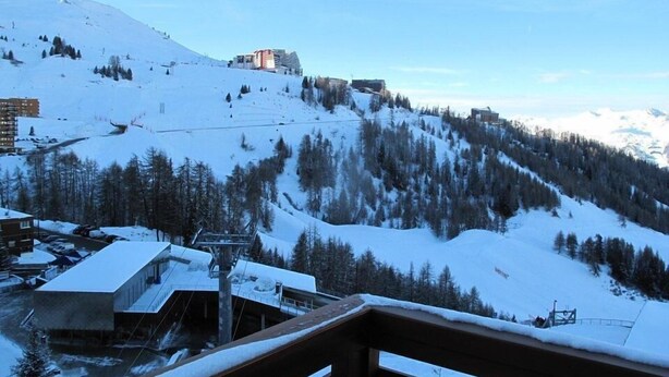 A snow-covered mountain with buildings and a ski lift. - 20m from ski slopes, 5th floor, balcony, tv, ski locker, 50m², La Plagne (La Plagne)
