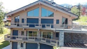 Exterior - 250m from ski slopes, 1st floor, view mountain, balcony, tv, ski locker, 145m², La Tania (Courchevel)