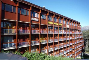 A multi-story building with balconies, a restaurant grill, and a bar-pizzeria. - Resort center, 4th floor, view firs, balcony, tv, 25m², Les Arcs (Les Arcs)