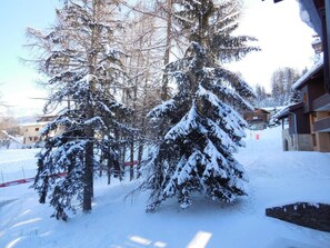 A snow-covered landscape with a building and trees. - 30m from ski slopes, 1st floor, view forest, balcony, tv, ski locker, 27m², Montchavin La Plagne (Bellentre)