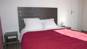 A bedroom with a wooden headboard, white bedding, and a red throw blanket. - 30m from resort center, swimming pool, sauna, hammam, terrace, balcony, tv, ski locker, 66m² (Font-Romeu-Odeillo-Via)
