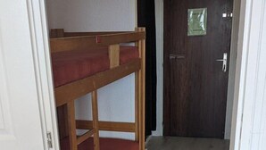 A room with a bunk bed, a wooden door, and a light-colored floor. - 50m from ski slopes, 2nd floor, tv, 30m², Orcières Merlette 1850 (Orcières)
