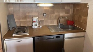 A compact kitchenette with a coffee maker, a sink, and a dishwasher. - 50m from ski slopes, 2nd floor, tv, 30m², Orcières Merlette 1850 (Orcières)