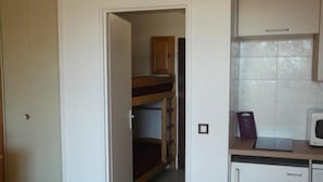 A compact kitchen with a microwave, a small refrigerator, and a wooden cabinet. - 50m from ski slopes, 3rd floor, tv, 25m², Orcières Merlette 1850 (Orcières)