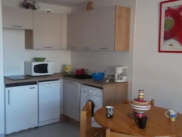 Kylskåp, mikrovågsugn och diskmaskin
