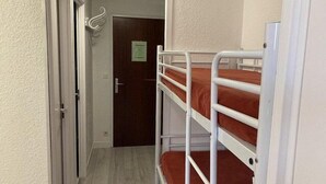 A narrow hallway with a bunk bed on the right and a door at the end. - 50m from ski slopes, 6th floor, tv, 45m², Orcières Merlette 1850 (Orcières)