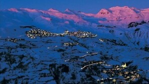 A snow-covered mountain town at dusk with illuminated buildings, a clear sky, and snow-capped peaks in the background. - 200m from resort center, 1st floor, tv, 40m², Orcières Merlette 1850 (Orcières)