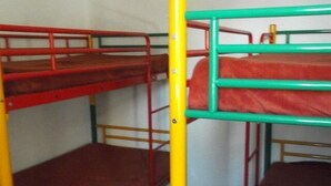 A bunk bed with a red frame and a green frame, both with wooden beds. - 200m from resort center, 1st floor, tv, 40m², Orcières Merlette 1850 (Orcières)