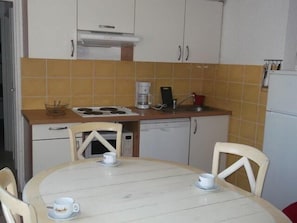 Fridge, dishwasher