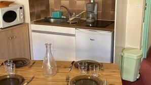 A compact kitchen with a microwave, coffee maker, sink, and a small refrigerator. - 50m from ski slopes, 7th floor, tv, 19m², Orcières Merlette 1850 (Orcières)