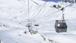 A cable car system in a snowy mountainous area. - 50m from ski slopes, 1st floor, terrace, tv, 40m², Orcières Merlette 1850 (Orcières)