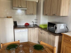 Fridge, dishwasher