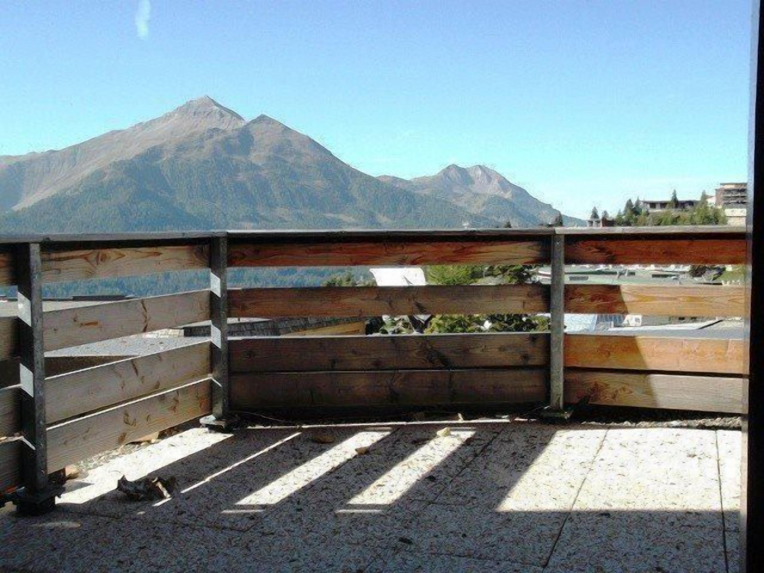 Un balcon avec vue sur la montagne.