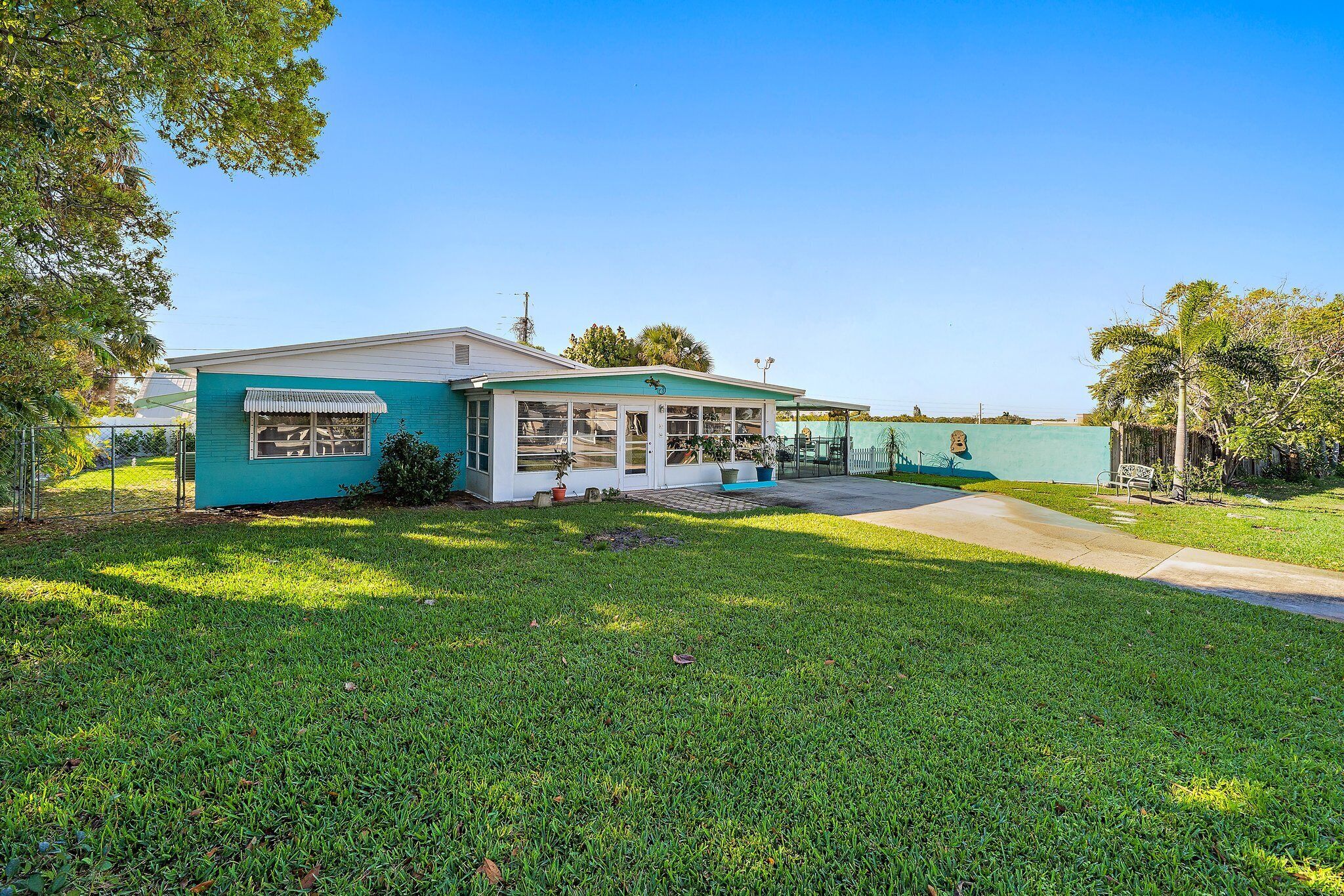 NEW OWNER! Welcome to the pet friendly Pelican Cottage in Downtown Jensen