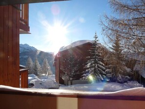 A wooden cabin with a view of snow-covered trees and mountains. - 100m from ski slopes, 2nd floor, tv, 30m², La Rosière (La Rosière Montvalezan)