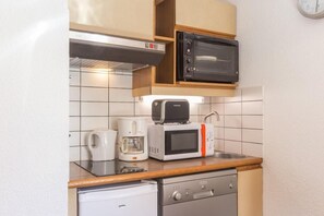 Kühlschrank, Geschirrspüler, Wasserkocher mit Kaffee-/Teezubehör