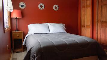 4 bedrooms, desk, iron/ironing board, WiFi