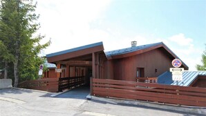 A wooden building with a covered entrance and a sign indicating a no parking zone. - 3rd floor, balcony, tv, 22m², La Rosière (La Rosière Montvalezan)