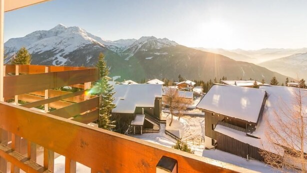A snow-covered mountain village with wooden buildings and a clear view of the mountains in the background. - 3rd floor, balcony, tv, 22m², La Rosière (La Rosière Montvalezan)