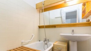 A bathroom with a wooden bath mat, a white sink, and a wooden cabinet. - 3rd floor, balcony, tv, 22m², La Rosière (La Rosière Montvalezan)