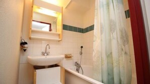 A bathroom with a sink, mirror, and shower. - 150m from ski slopes, 4th floor, view mountain, balcony, parking, ski locker, 36m², Valfréjus (Valfréjus)