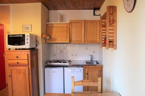 Kjøleskap, ovn, oppvaskmaskin og kaffetrakter/tekoker