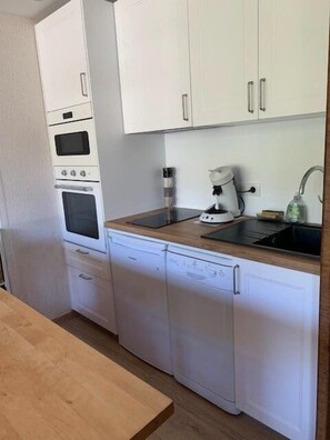 Kylskåp, mikrovågsugn, ugn och diskmaskin
