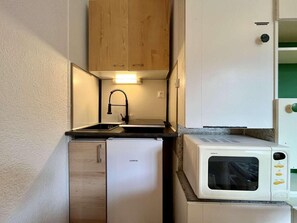 Kühlschrank, Mikrowelle, Ofen, Wasserkocher mit Kaffee-/Teezubehör