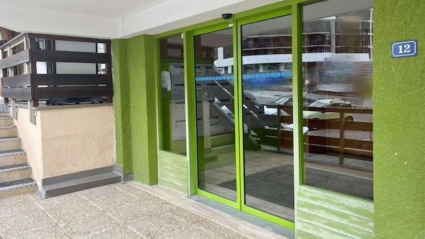 A building entrance with a green door and a number '12' sign. - 100m from ski slopes, 3rd floor, tv, 18m², Vars (Vars)