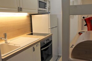 Kylskåp, mikrovågsugn, ugn och diskmaskin