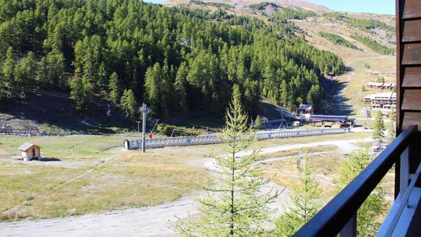 A mountain landscape with a ski lift, a small cabin, and a building with a red roof. - 200m from resort center, 2nd floor, balcony, tv, 40m², Vars (Vars)