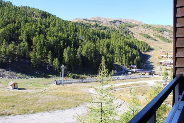 Property grounds - Ski-in/ski-out & foot of the slopes, 2nd floor, balcony, tv, ski locker, 40m², Vars (Vars)