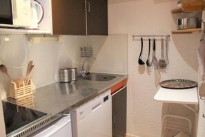 Kjøleskap, mikrobølgeovn, ovn og oppvaskmaskin
