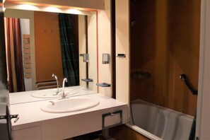 Bathtub - 30m from ski slopes, 4th floor, view firs, balcony, tv, 45m², Vars (Vars)